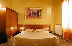 https://la-luna-guest-house.it-tuscanyhotel.com